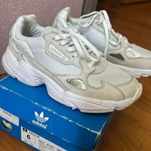 Women’s Adidas sneakers size 6. Used